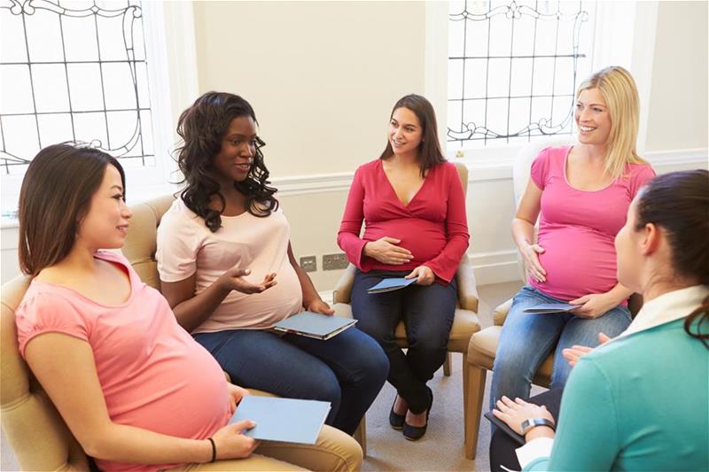 Grupo de mujeres embarazadas que se reúnen para recibir apoyo