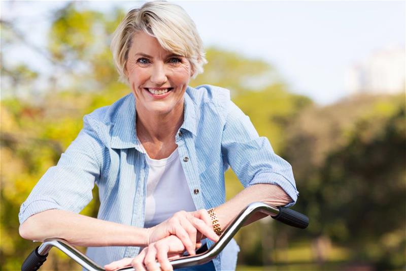 Mujer posando con su bicicleta durante un agradable paseo
