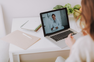 Una mujer tiene una visita virtual con su médico