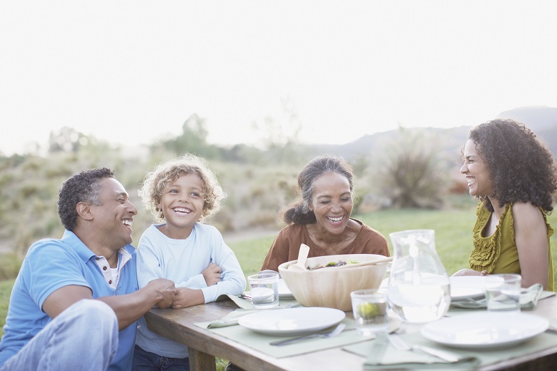 Familia multigeneracional disfrutando de un picnic al aire libre