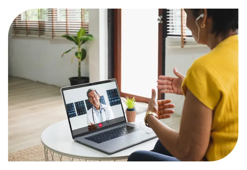 Una mujer en una llamada virtual con un médico en un portátil