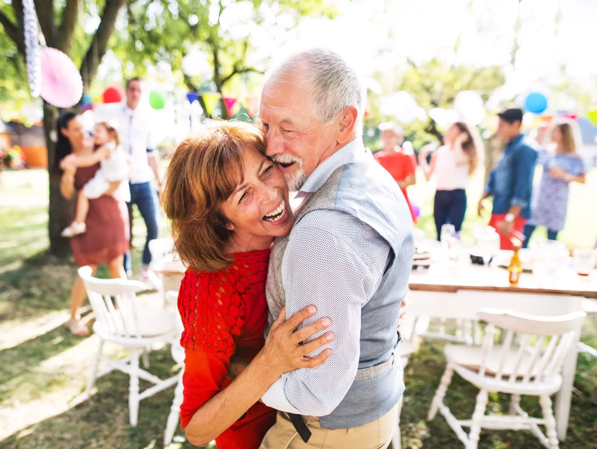 Una pareja de ancianos bailando y riendo juntos en una fiesta