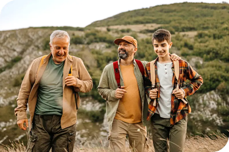 Una familia multigeneracional de hombres que practican senderismo