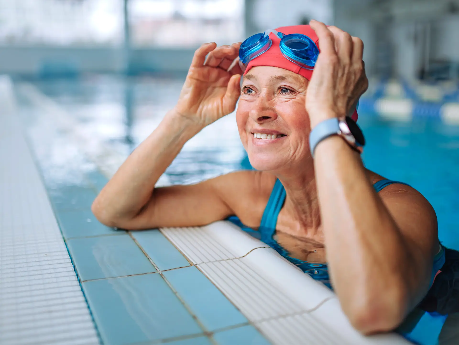 Una mujer mayor sonriendo en una piscina