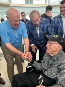 El veterano de la marina mercante Reynolds Tomter celebra el 80 aniversario del Día D durante su vuelo de honor.